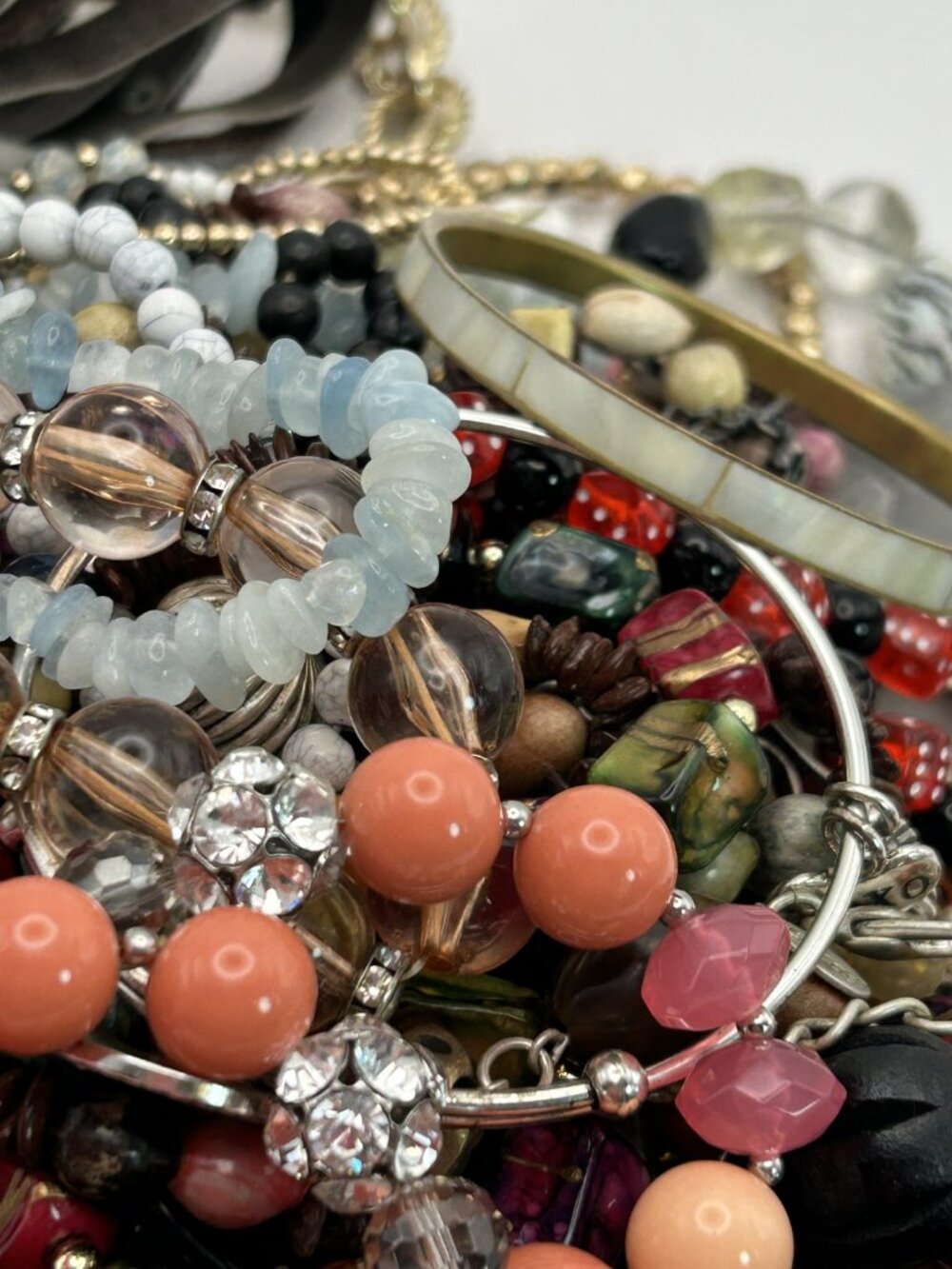 2 lbs Jewelry Lot Vintage to Now Costume Wear Resell Craft Harvest - Picture 4 of 10